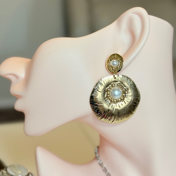 ⚜️ Elegant Gold Pearl Earrings - Picture 3 of 8